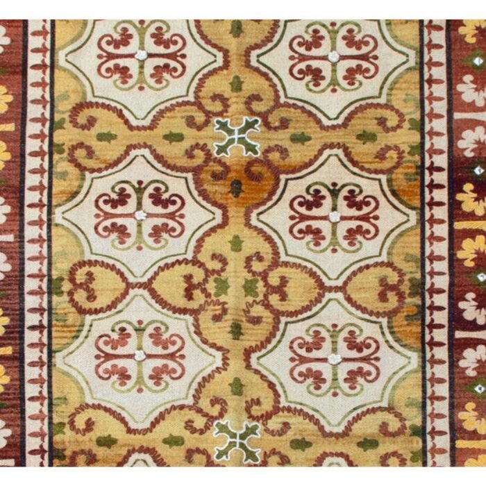 Kilimas SORINA – subtilūs siuvinėjimai ir švelnus spindesys jūsų interjerui : dizaino studija follow11.lt – Jovita Bingelytė