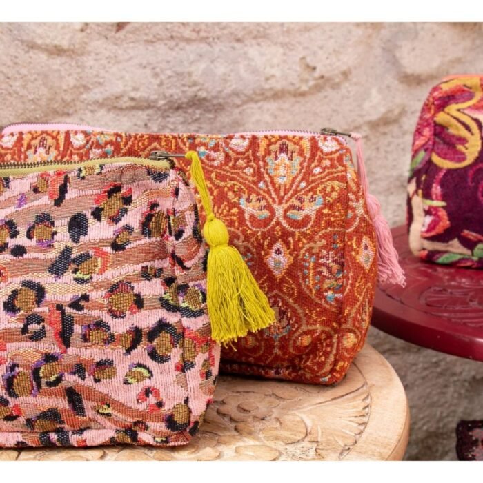 Kosmetinė ELYA – žakardinė moteriška kosmetinė su spalvingais raštais : dizaino studija follow11.lt – Jovita Bingelytė