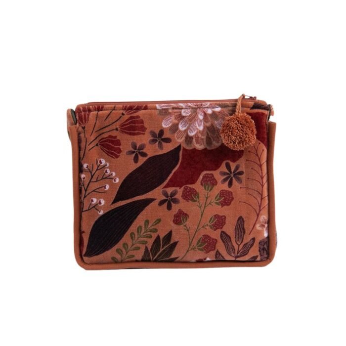 LUMA Caramel kosmetinė – ruda veliūrinė kosmetinė su patogiu užtrauktuku : dizaino studija follow11.lt – Jovita Bingelytė