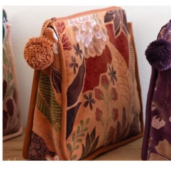 Veliūrinė kosmetinė LUMA Caramel – talpi ir praktiška kosmetinė kelionėms : dizaino studija follow11.lt – Jovita Bingelytė