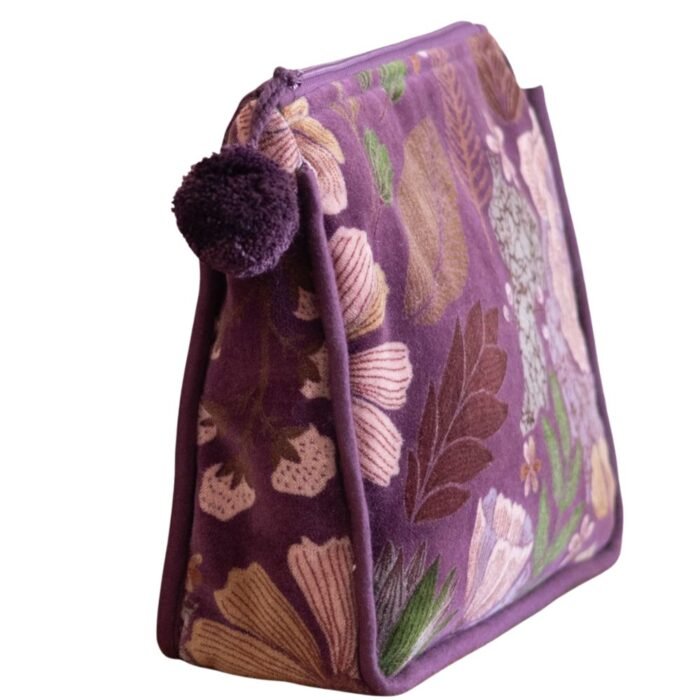 Veliūrinė kosmetinė LUMA Purple – talpi ir stilinga kosmetinė su bumbulu ant užtrauktuko : dizaino studija follow11.lt – Jovita Bingelytė