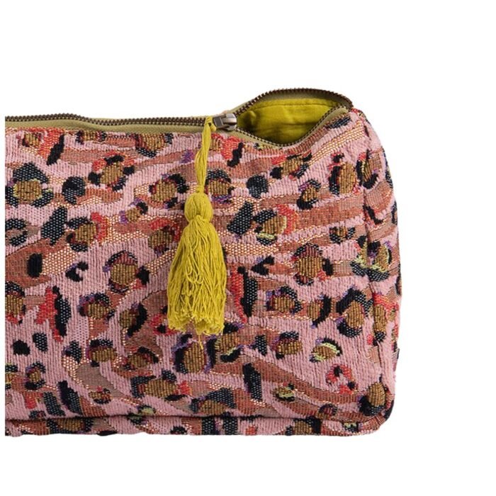 Kosmetinė MAEVA – rožinė žakardinė kosmetinė moterims su žaismingais raštais : dizaino studija follow11.lt – Jovita Bingelytė