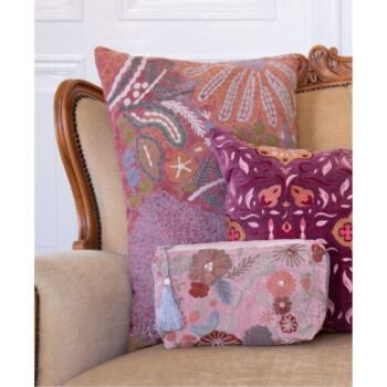 Kosmetinė MIRELLA – veliūrinė kosmetinė moterims su siuvinėjimais ir užtrauktuku : dizaino studija follow11.lt – Jovita Bingelytė