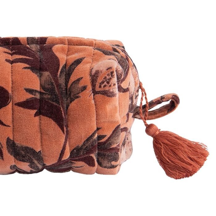 Veliūrinė kosmetinė OLIVIA Caramel – kompaktiška ir žaisminga kosmetinė kelionėms : dizaino studija follow11.lt – Jovita Bingelytė