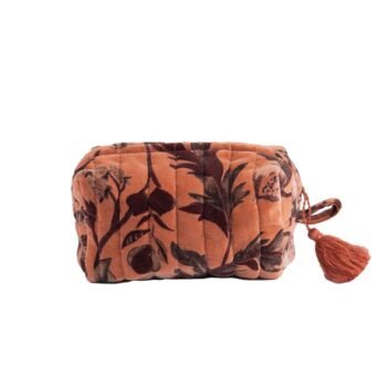 Kosmetinė OLIVIA Caramel – dygsniuota veliūrinė kosmetinė su kutu ir rankenėle : dizaino studija follow11.lt – Jovita Bingelytė