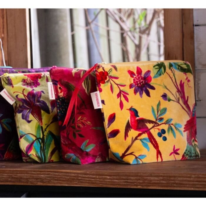 Kosmetinė SAVELLA – raudona veliūrinė kosmetinė su išraiškingu raštu : dizaino studija follow11.lt – Jovita Bingelytė