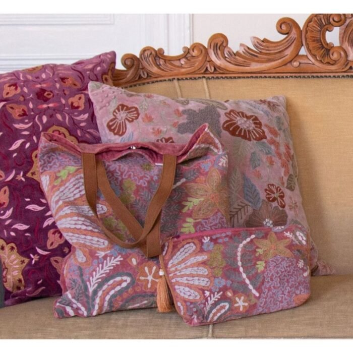 Kosmetinė VIOLETTA – kosmetinė moterims, talpi, ruda su gėlių siuvinėjimais : dizaino studija follow11.lt – Jovita Bingelytė