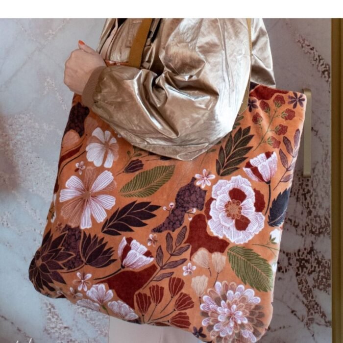 Pirkinių krepšys LUMA CARAMEL – pirkinių krepšys moterims, veliūrinis, talpus, ruda spalva : dizaino studija follow11.lt – Jovita Bingelytė