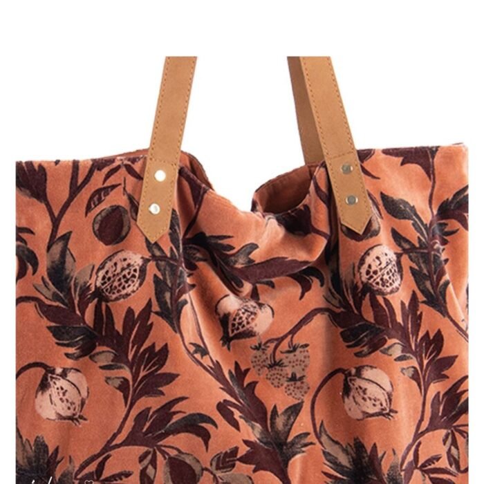 Pirkinių krepšys moterims NOA CARAMEL – talpus, su vidine kišene, veliūrinis : dizaino studija follow11.lt – Jovita Bingelytė