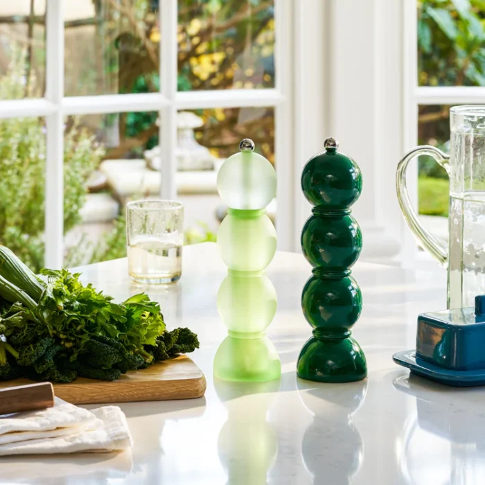 Prieskonių malūnėlis Teal Bobbin Lacquer iš tvarios kaučiukmedžio medienos su keraminiu mechanizmu – dizaino studija follow11.lt – Jovita Bingelytė