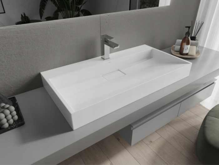 baltas lietos akmens praustuvas Renard 90cm ant stalviršio