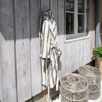 Minkštas ir jaukus STRIPED BLACK chalatas su puikiomis sugeriamosiomis savybėmis | dizaino studija follow11.lt - Jovita Bingelytė