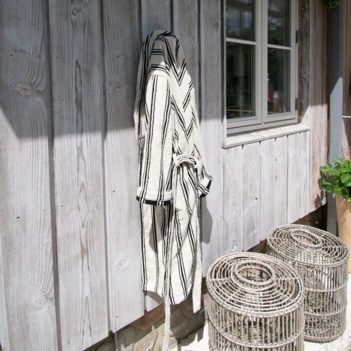 Minkštas ir jaukus STRIPED BLACK chalatas su puikiomis sugeriamosiomis savybėmis | dizaino studija follow11.lt - Jovita Bingelytė