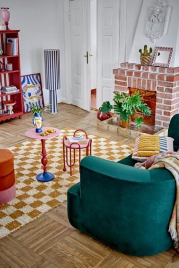 Stilingas šoninis staliukas WHIMSICA, pasižymintis ryškia raudona spalva | dizaino studija follow11.lt - Jovita Bingelytė