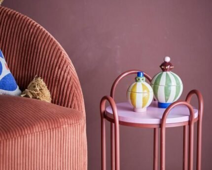 Stilingas šoninis staliukas WHIMSICA, pasižymintis ryškia raudona spalva | dizaino studija follow11.lt - Jovita Bingelytė