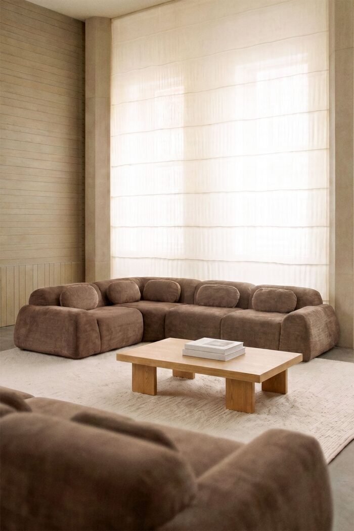 Sofa MERIDA, karamelinė ruda — svetainėje