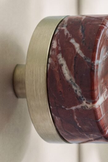 Akmeninės rankenėlės-buželiai NORELA, raudonas Cherry Gold marmuras, šlifuoto plieno pagrindas