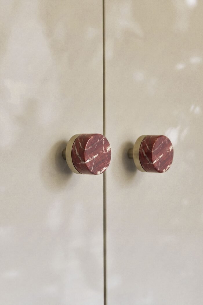 Akmeninės rankenėlės-buželiai NORELA, raudonas Cherry Gold marmuras, šlifuoto plieno pagrindas