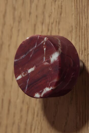 Akmeninės rankenėlės-buželiai ODRA, raudonas Cherry Gold marmuras